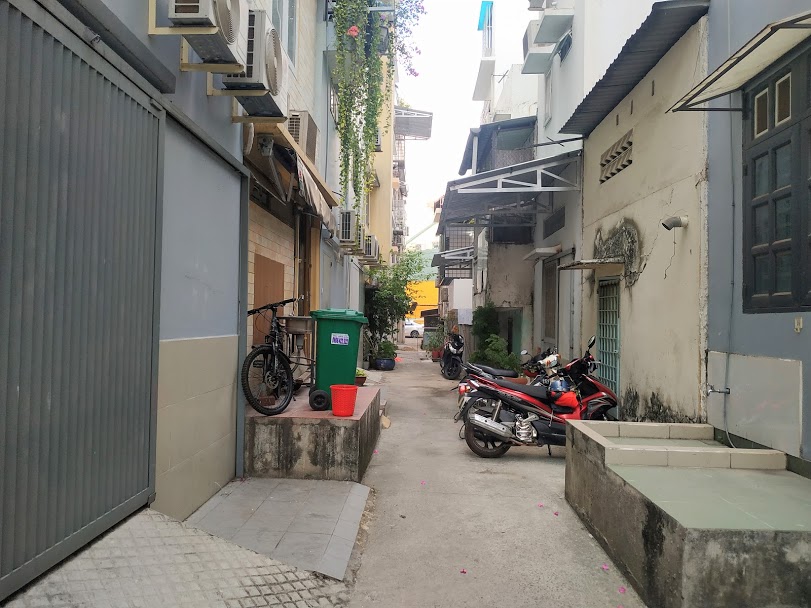 Hẻm sau lưng nhà